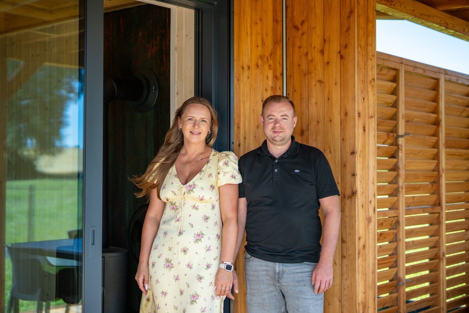 Agnieszka i Paweł przed swoim domem w Jeldzinie